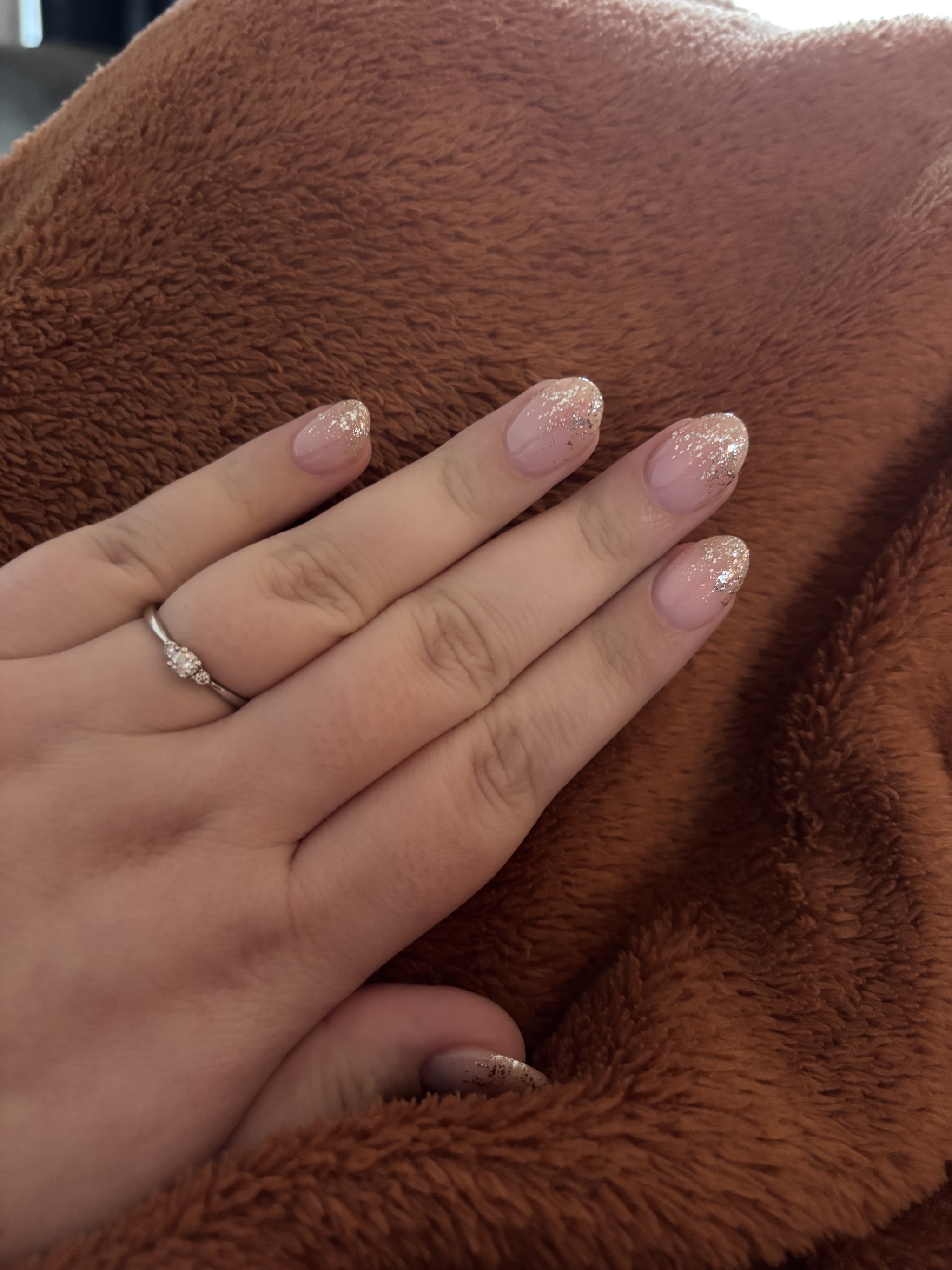 Zachtroze manicure met subtiele glinstering