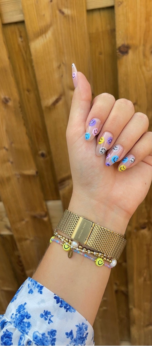 Afgewerkte nagels met kleurrijke bloemen en fijne nageldecoratie