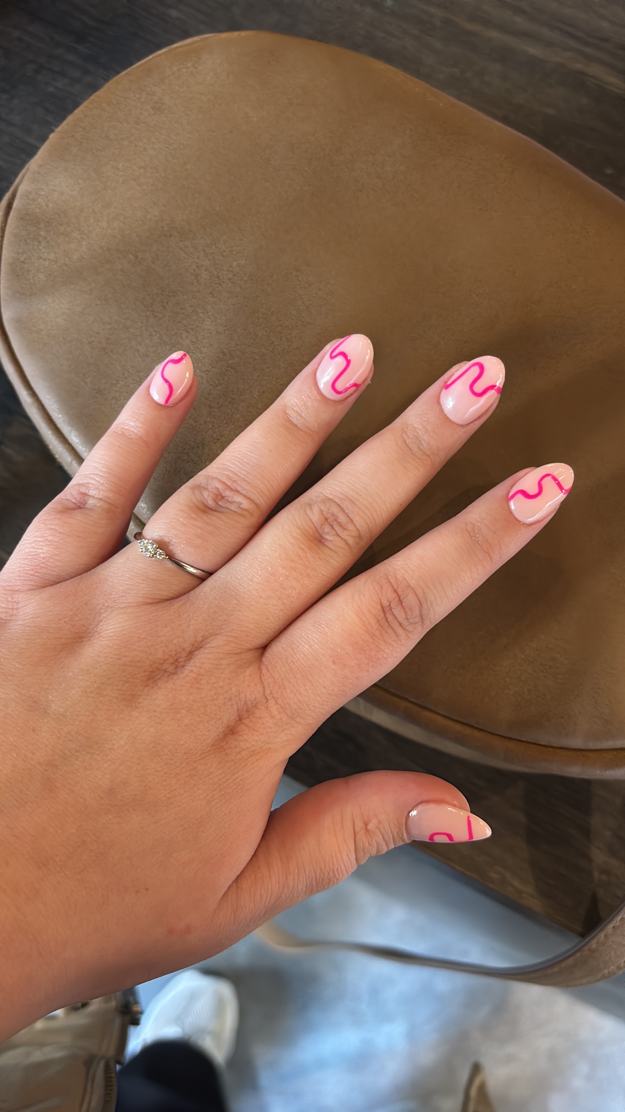 Roze nagels met hartjes en speelse nageldecoratie
