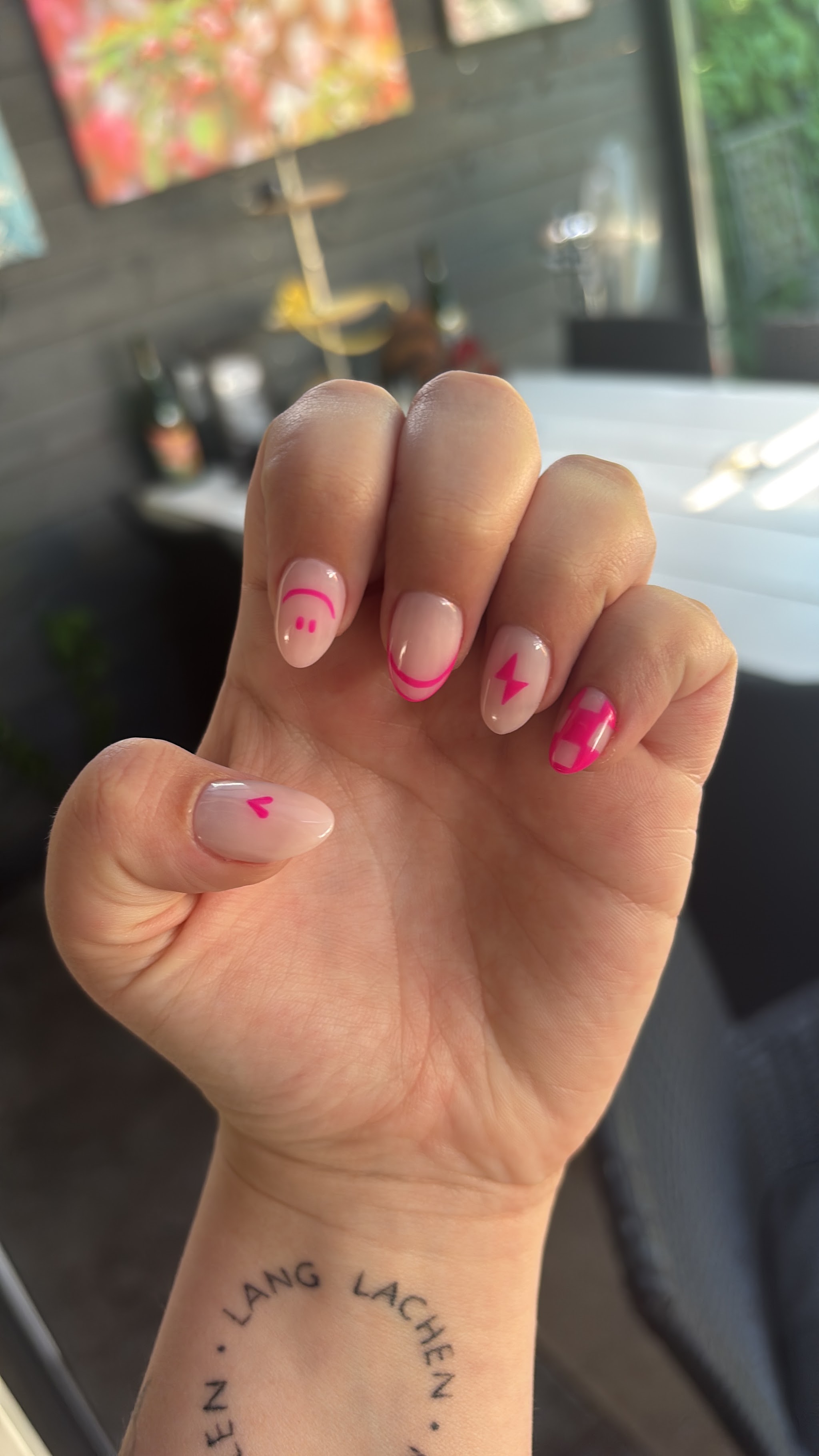 Roze nageldecoratie en Franse randjes op afgewerkte nagels